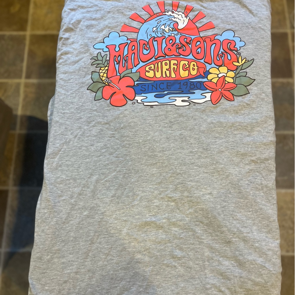 Maui and sons shirt and mtv shirt